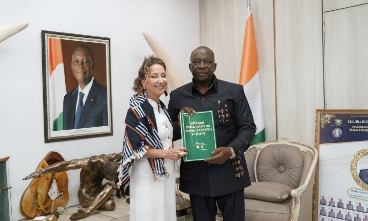 La chef de la délégation a profité de l’occasion pour remettre à M. Adjoumani un catalogue qui regroupe les acteurs du secteur végétal en France et en Côte d’Ivoire