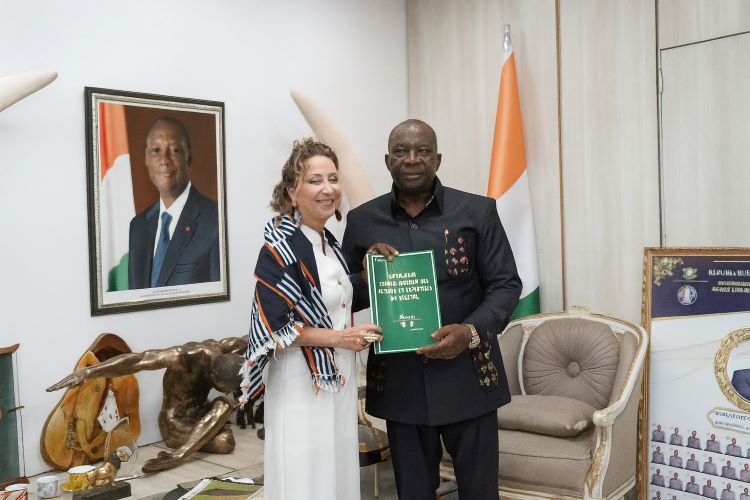 La chef de la délégation a profité de l’occasion pour remettre à M. Adjoumani un catalogue qui regroupe les acteurs du secteur végétal en France et en Côte d’Ivoire