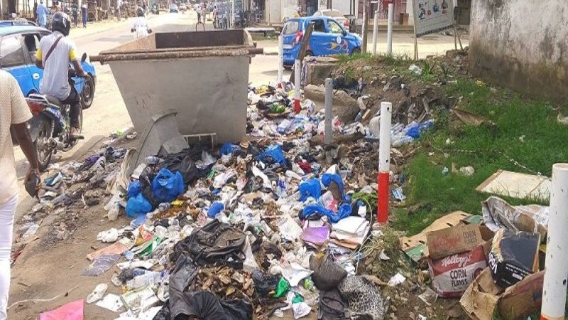 Les bacs ignorés, la rue envahie