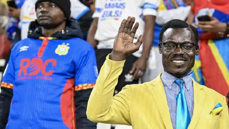 La « statue vivante » de Lumumba reçoit les excuses et les honneurs de l’équipe d’Algérie