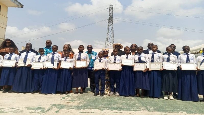 Les meilleurs élèves du lycée moderne Danho Paulin Claude d’Attécoubé honorés