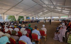 La mairie du Plateau remet un chapiteau de 45 millions FCFA et d’importants dons alimentaires à la communauté musulmane