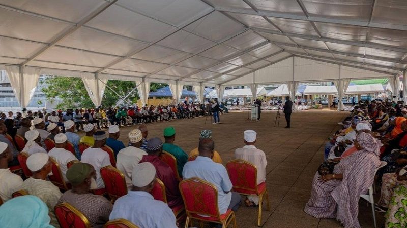 La mairie du Plateau remet un chapiteau de 45 millions FCFA et d’importants dons alimentaires à la communauté musulmane