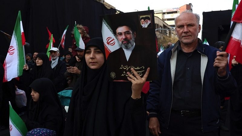 Iran / une foule rassemblée à Téhéran pour soutenir le nouveau guide suprême