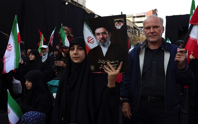 Iran / une foule rassemblée à Téhéran pour soutenir le nouveau guide suprême