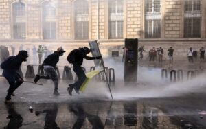 France /près de 2 400 personnes arrêtées et 997 policiers blessés lors de manifestations contre la vie chère